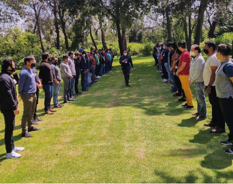 Equipo promoviendo relaciones igualitarias en parque